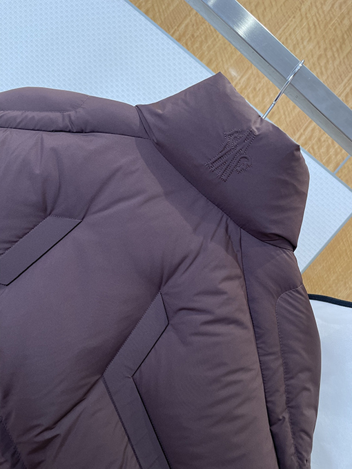 モンクレール スタンドカラーのメカ風ダウンジャケット