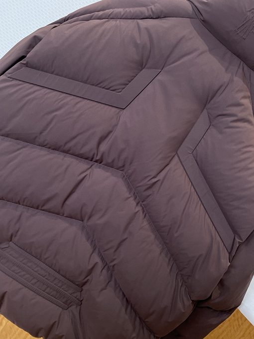 モンクレール スタンドカラーのメカ風ダウンジャケット