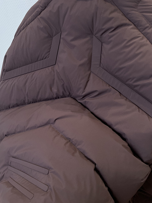 モンクレール スタンドカラーのメカ風ダウンジャケット