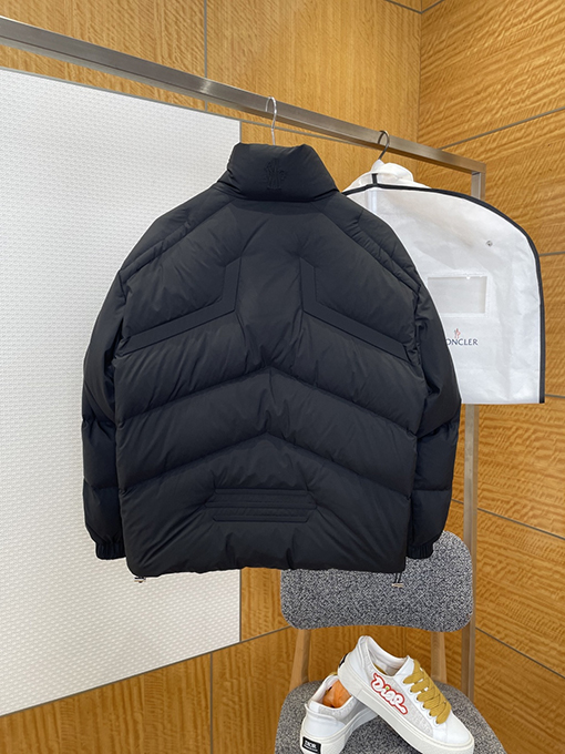 モンクレール スタンドカラーのメカ風ダウンジャケット