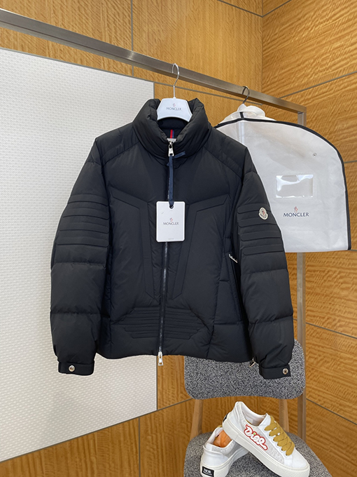 モンクレール スタンドカラーのメカ風ダウンジャケット