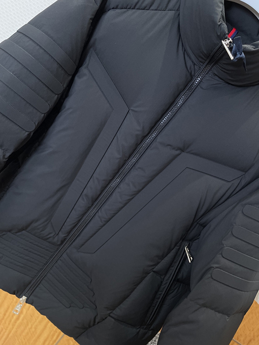 モンクレール スタンドカラーのメカ風ダウンジャケット