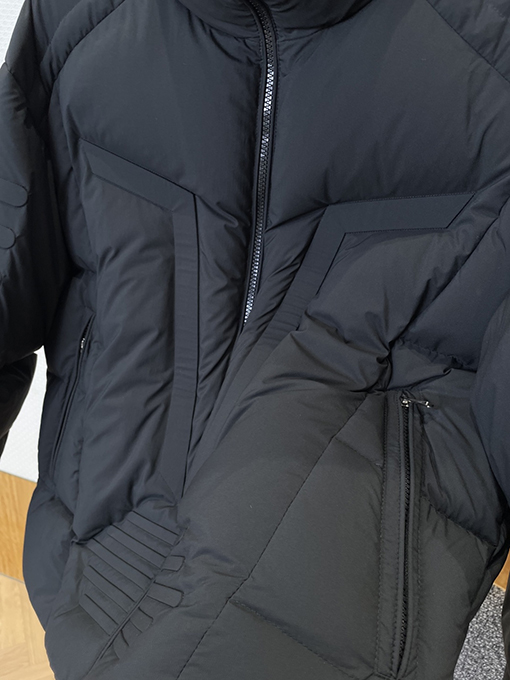 モンクレール スタンドカラーのメカ風ダウンジャケット