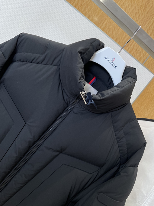モンクレール スタンドカラーのメカ風ダウンジャケット