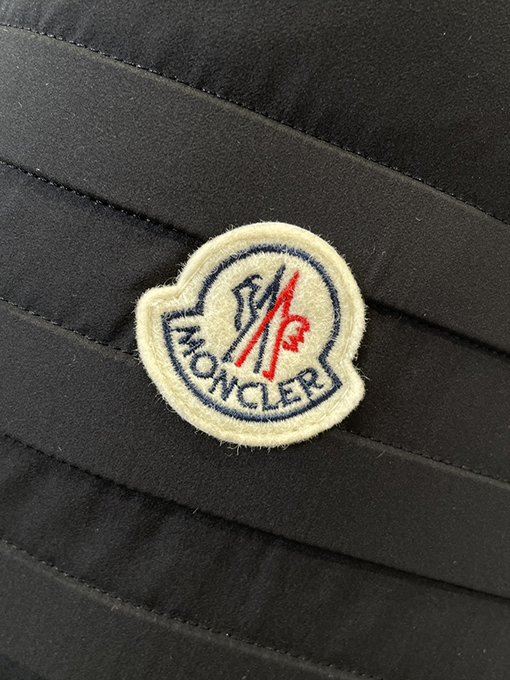 モンクレール スタンドカラーのメカ風ダウンジャケット