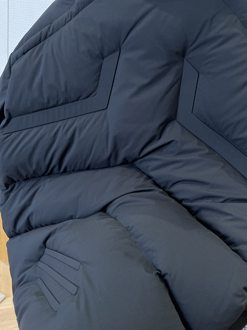 モンクレール スタンドカラーのメカ風ダウンジャケット