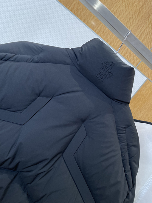 モンクレール スタンドカラーのメカ風ダウンジャケット