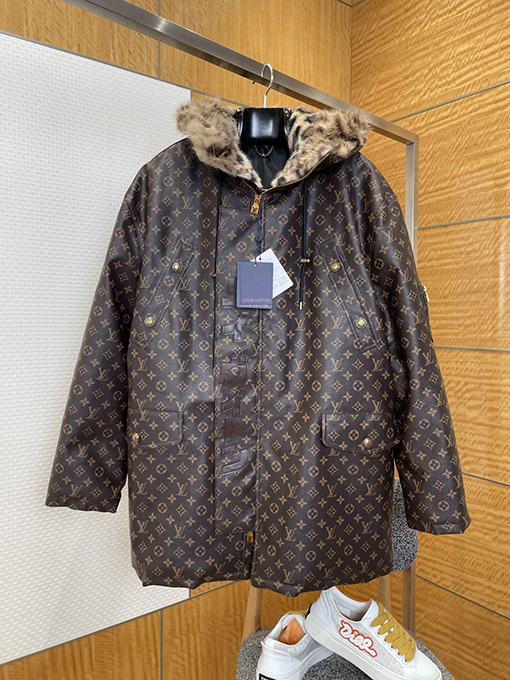 ルイヴィトン 全体にモノグラムプリントをしたファーカラーのフード付きパーカー