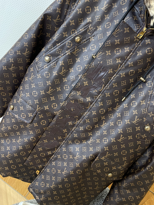 ルイヴィトン 全体にモノグラムプリントをしたファーカラーのフード付きパーカー