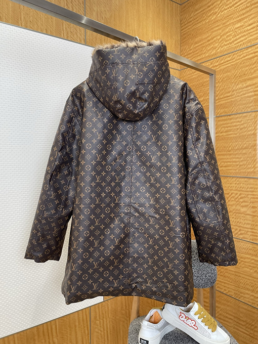 ルイヴィトン 全体にモノグラムプリントをしたファーカラーのフード付きパーカー