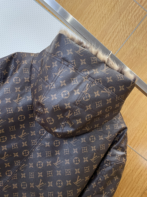 ルイヴィトン 全体にモノグラムプリントをしたファーカラーのフード付きパーカー