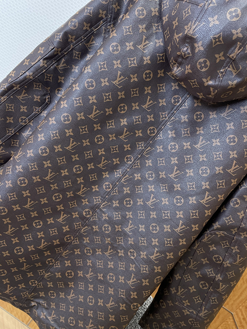 ルイヴィトン 全体にモノグラムプリントをしたファーカラーのフード付きパーカー