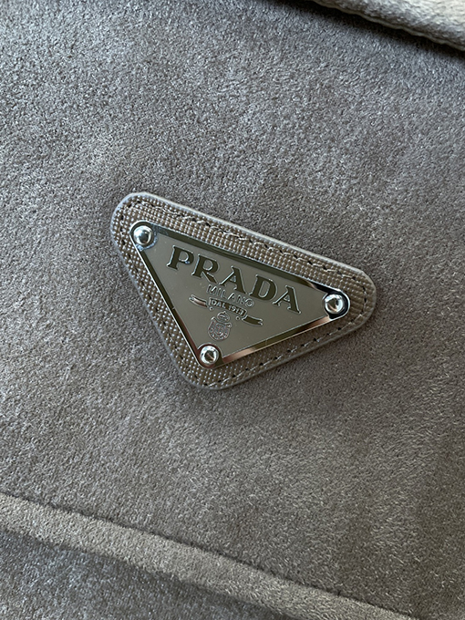 プラダコピー エナメルのトライアングルロゴスエードパッチワークニットジャケット