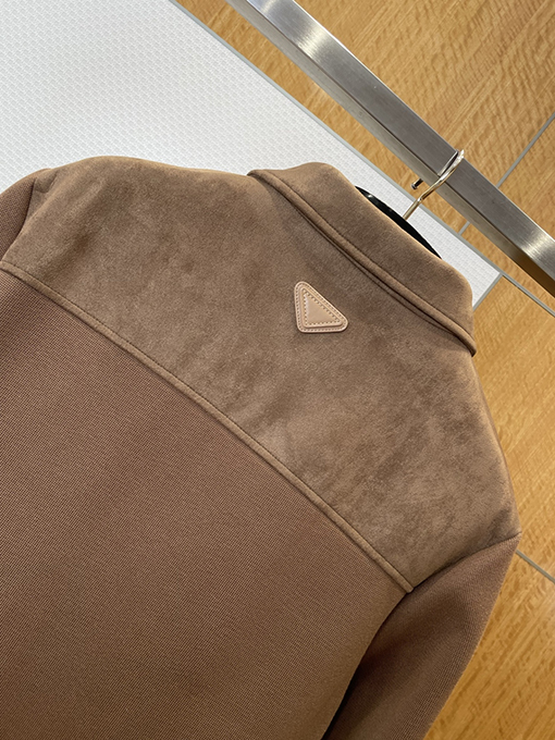 プラダコピー エナメルのトライアングルロゴスエードパッチワークニットジャケット