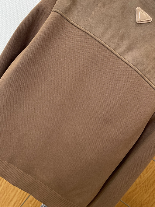 プラダコピー エナメルのトライアングルロゴスエードパッチワークニットジャケット