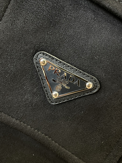 プラダコピー エナメルのトライアングルロゴスエードパッチワークニットジャケット