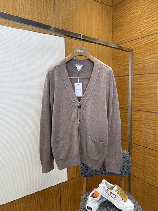 ボッテガヴェネタスーパーコピー 袖に装飾のあるVネックニットカーディガン