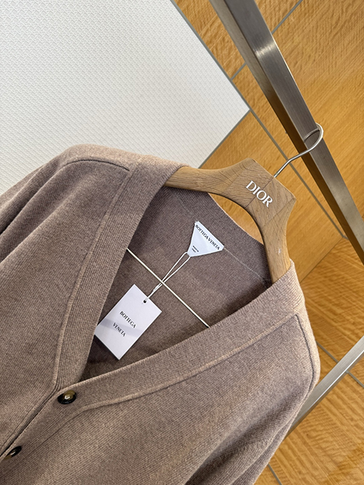 ボッテガヴェネタスーパーコピー 袖に装飾のあるVネックニットカーディガン