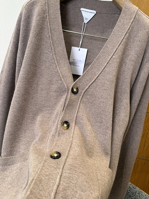 ボッテガヴェネタスーパーコピー 袖に装飾のあるVネックニットカーディガン