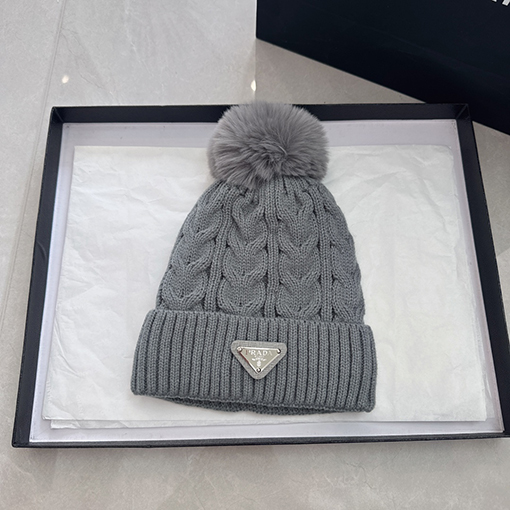 プラダコピー 三角ロゴポンポンニット帽