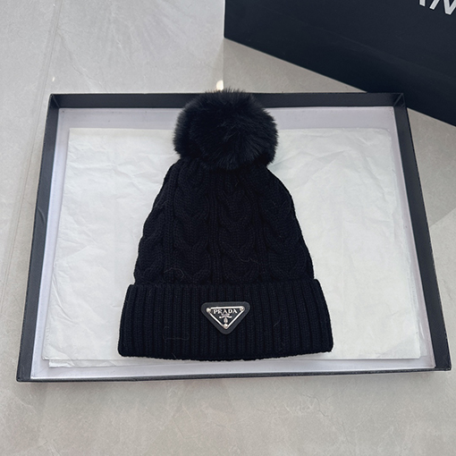 プラダコピー 三角ロゴポンポンニット帽