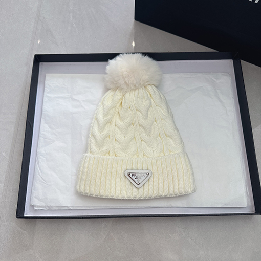 プラダコピー 三角ロゴポンポンニット帽