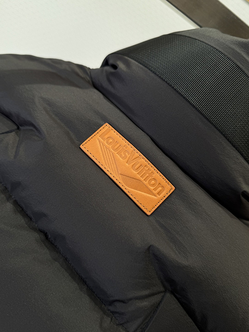 ルイヴィトン LOUIS VUITTON レザーラベルスタンドカラーダウンジャケット