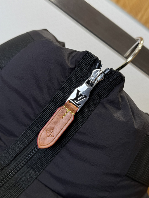 ルイヴィトン LOUIS VUITTON レザーラベルスタンドカラーダウンジャケット