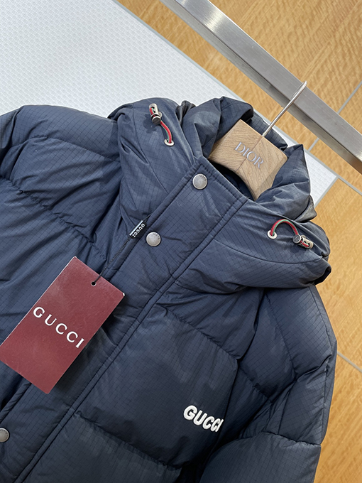 グッチコピー GUCCI 刺繍ロゴフード付きダウンジャケット