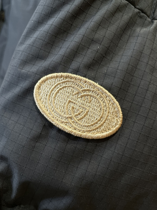 グッチコピー GUCCI 刺繍ロゴフード付きダウンジャケット