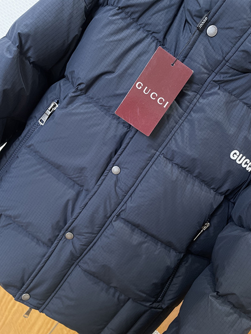 グッチコピー GUCCI 刺繍ロゴフード付きダウンジャケット