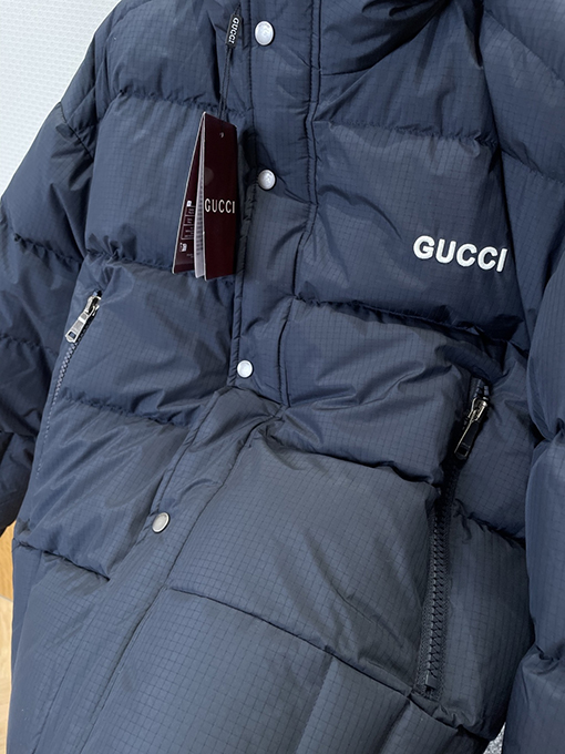 グッチコピー GUCCI 刺繍ロゴフード付きダウンジャケット