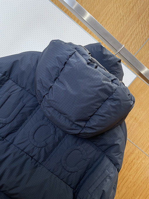 グッチコピー GUCCI 刺繍ロゴフード付きダウンジャケット