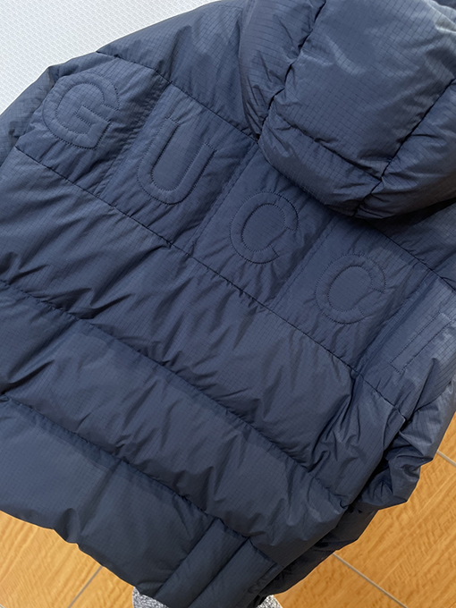 グッチコピー GUCCI 刺繍ロゴフード付きダウンジャケット