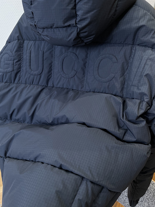 グッチコピー GUCCI 刺繍ロゴフード付きダウンジャケット