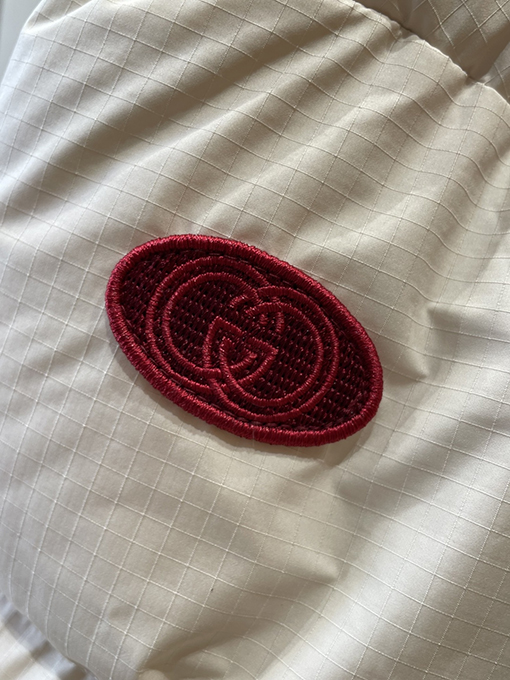 グッチコピー GUCCI 刺繍ロゴフード付きダウンジャケット