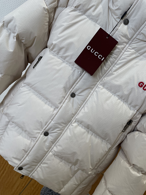 グッチコピー GUCCI 刺繍ロゴフード付きダウンジャケット