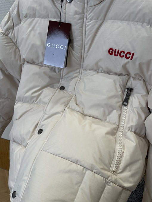 グッチコピー GUCCI 刺繍ロゴフード付きダウンジャケット