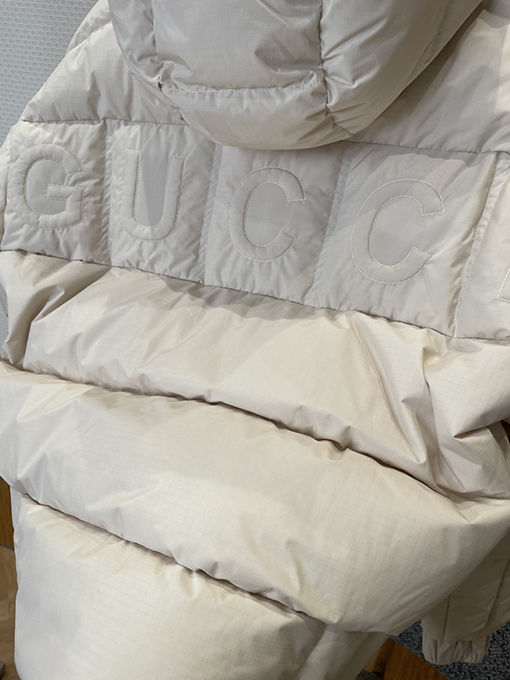 グッチコピー GUCCI 刺繍ロゴフード付きダウンジャケット