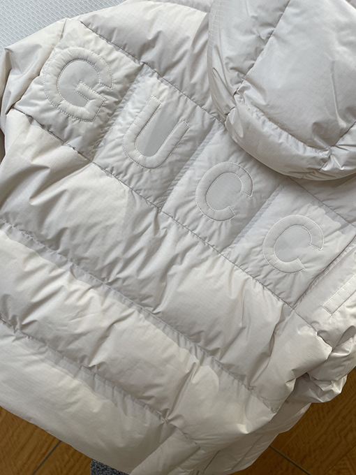 グッチコピー GUCCI 刺繍ロゴフード付きダウンジャケット