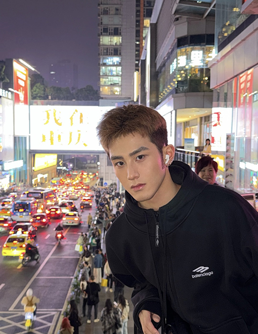 バレンシアガ Balenciaga SIK WEAR スキーシリーズ ベルベット フード付きスウェットシャツ