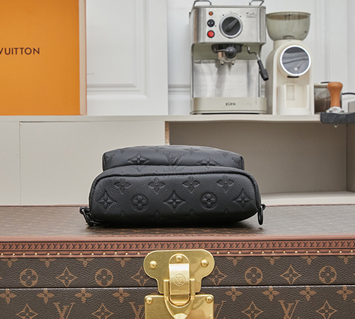 ルイヴィトン Duo Slingbag Monogram フルレザーエンボスチェストバッグ M26730