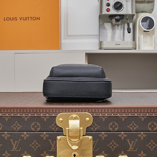 ルイヴィトンコピー Avenue Sling Bag PM エンボスレターチェストバッグ M15269 M15255