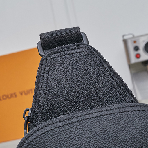 ルイヴィトンコピー Avenue Sling Bag PM エンボスレターチェストバッグ M15269 M15255