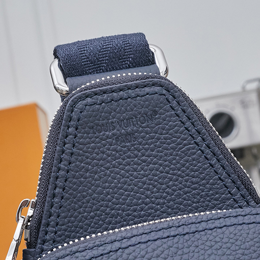 ルイヴィトンコピー Avenue Sling Bag PM エンボスレターチェストバッグ M15269 M15255