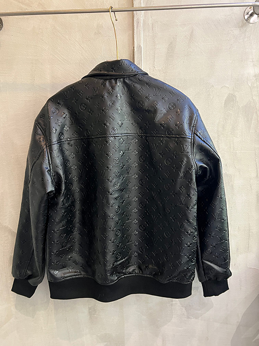 ルイヴィトン クラシックなモノグラムエンボスレザージャケット