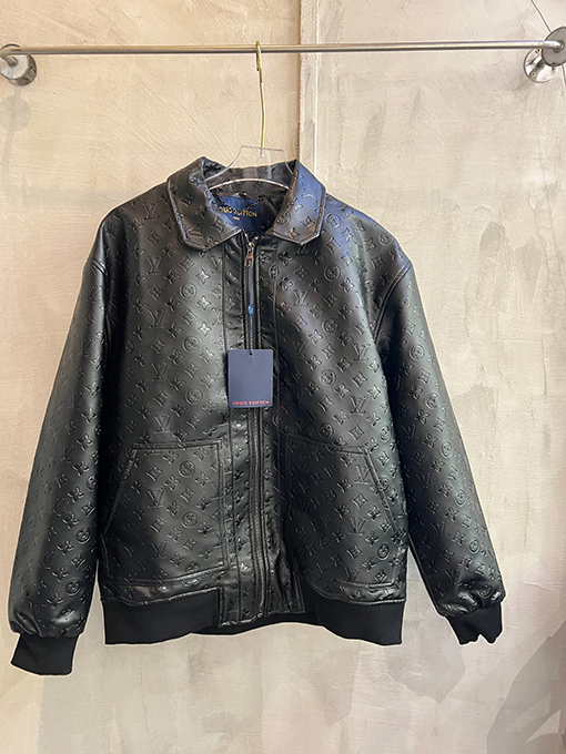 ルイヴィトン クラシックなモノグラムエンボスレザージャケット
