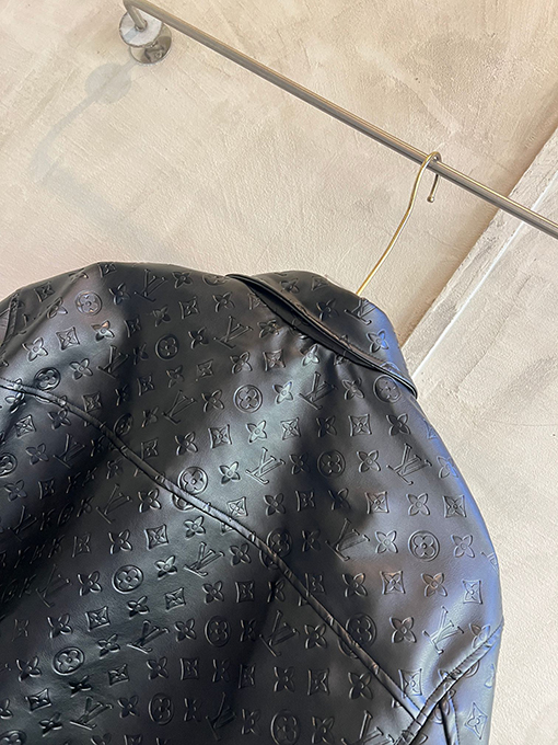 ルイヴィトン クラシックなモノグラムエンボスレザージャケット