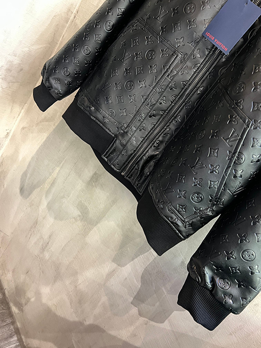 ルイヴィトン クラシックなモノグラムエンボスレザージャケット