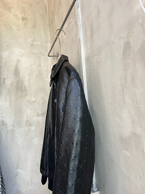 ルイヴィトン クラシックなモノグラムエンボスレザージャケット